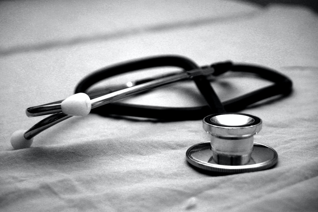 Pharmacien conseillant une cliente en officine